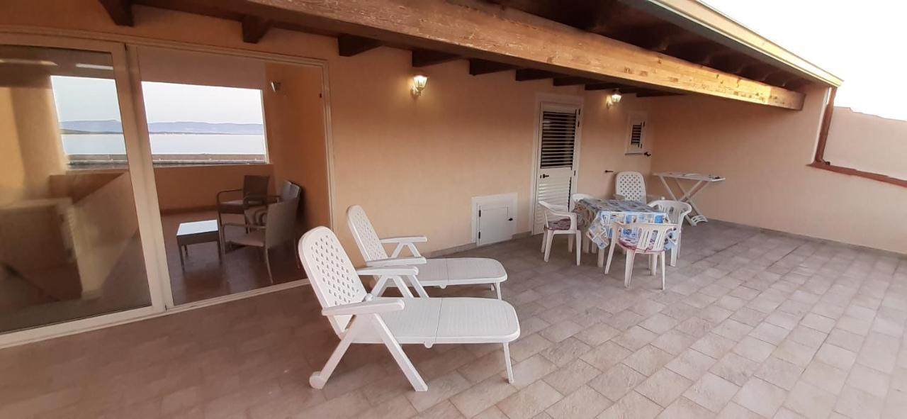 Ferienwohnung Fronte Mare Attico Indipendente Ed Esclusivo Con Terrazza Panoramica Isola Rossa Exterior foto
