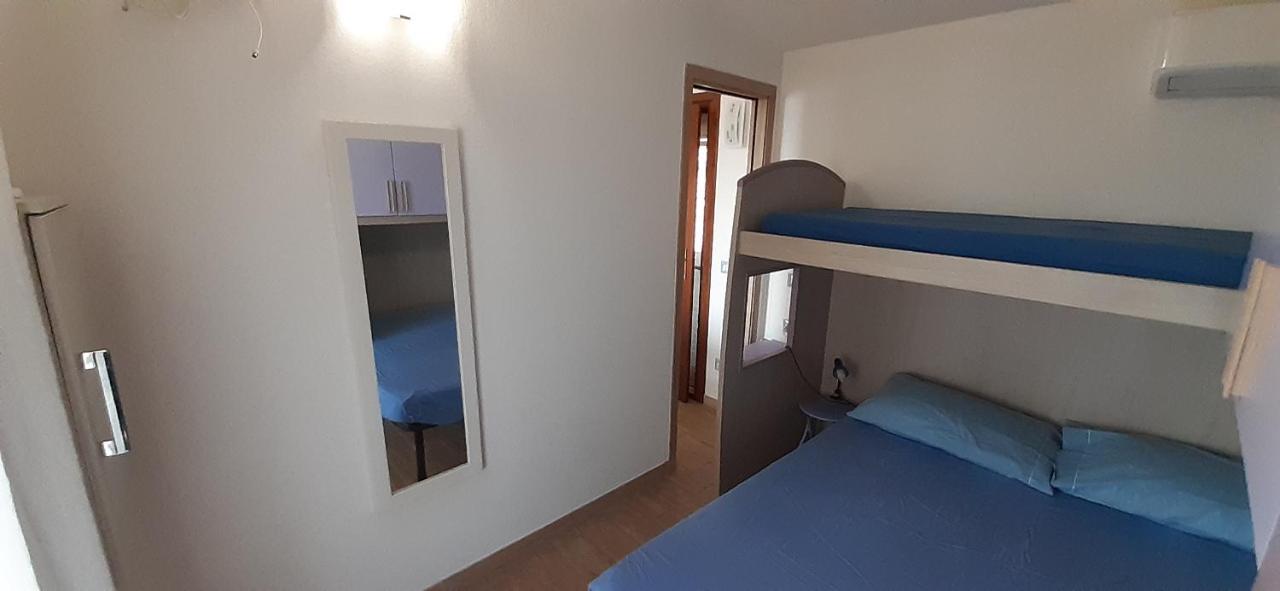 Ferienwohnung Fronte Mare Attico Indipendente Ed Esclusivo Con Terrazza Panoramica Isola Rossa Exterior foto