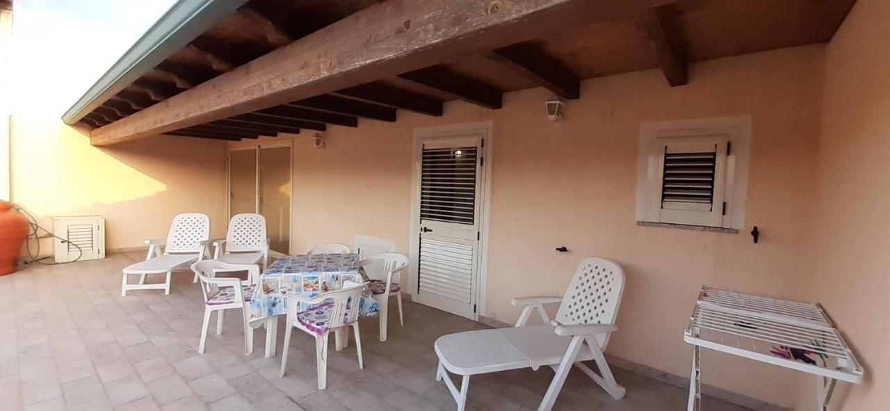 Ferienwohnung Fronte Mare Attico Indipendente Ed Esclusivo Con Terrazza Panoramica Isola Rossa Exterior foto